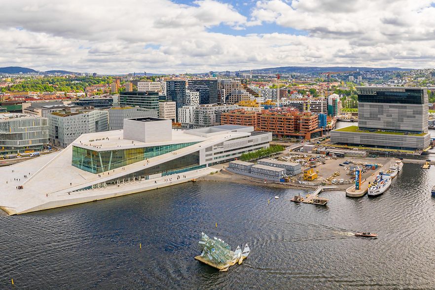 Blick auf Oslos Opernhaus am Wasser