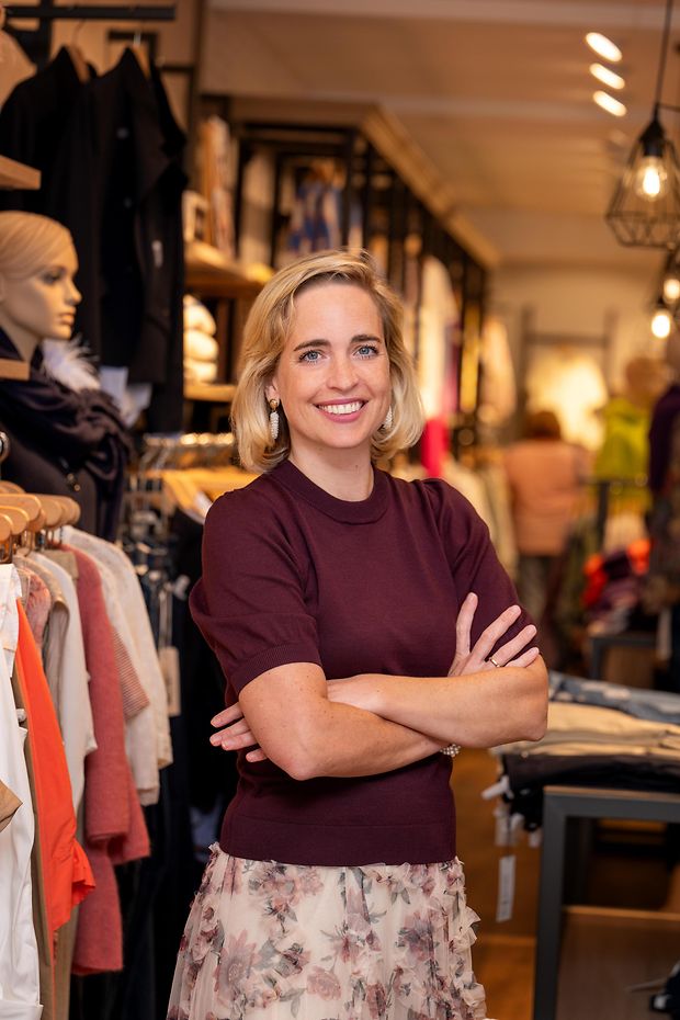 Junge Frau im Modegeschäft 