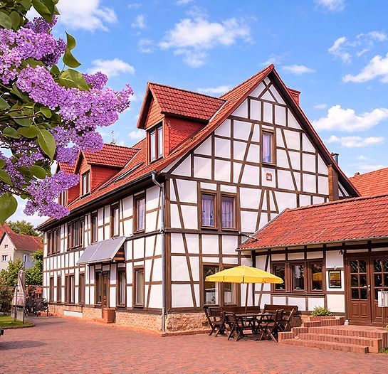 Fachwerkhaus mit Innenhof und Sitzbereich des „Dein AirBnB in Ashara“.