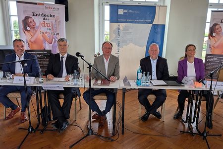 mehrere Personen sitzen an einem Tisch