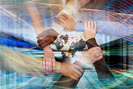 F&uuml;nf H&auml;nde unterschiedlicher Personen bilden ein Symbol f&uuml;r globale Zusammenarbeit.