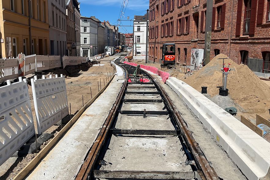 Baustelle mit offenen Schienengleisen