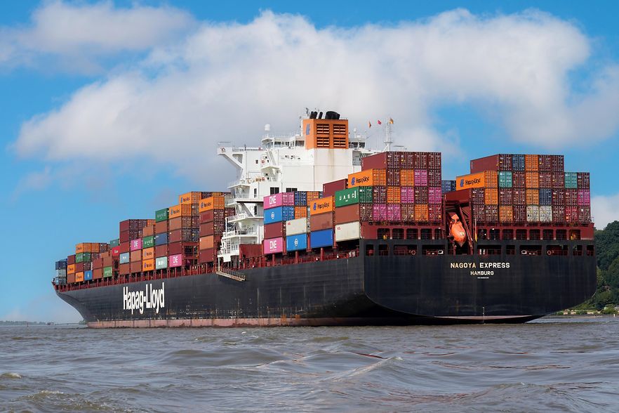 Containerschiff auf offenem Meer