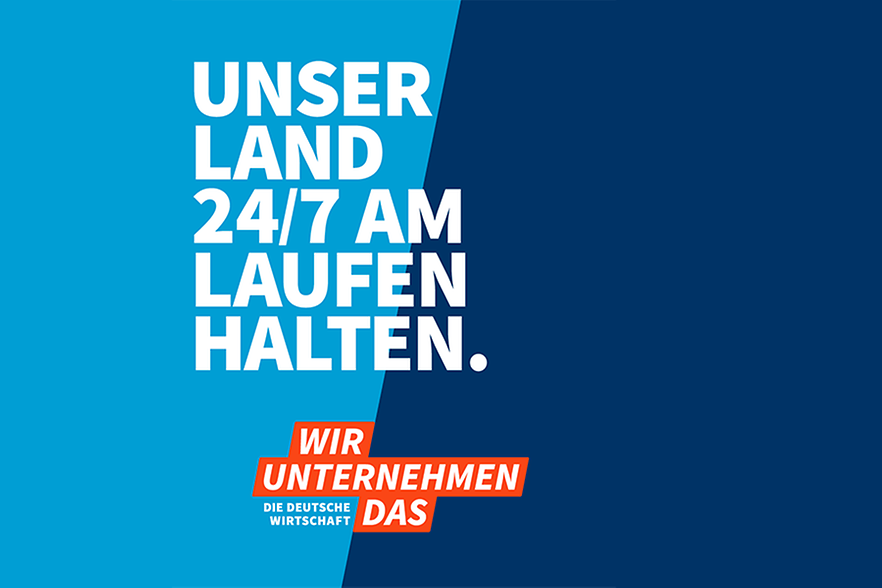 Wei&szlig;er Schriftzug "Wir unternehmen das" auf blauem Hintergrunf