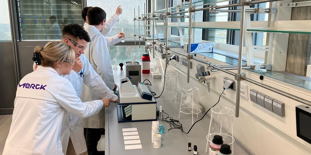 Auszubildende im Labor eines Pharmaunternehmens