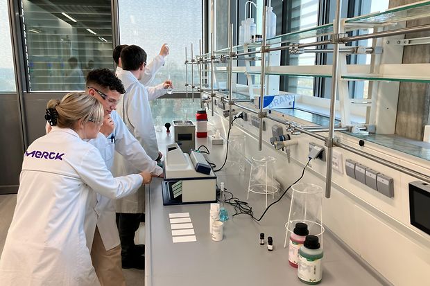 Auszubildende im Labor eines Pharmaunternehmens