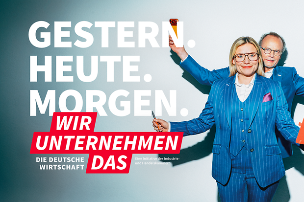Unternehmer neben dem Kampagnen-Schriftzug.
