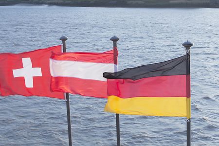 Fahnen dreier Laender