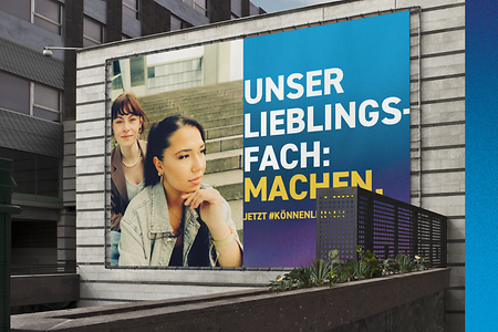 Gro&szlig;plakat der IHK-Kampagne &bdquo;Jetzt #k&ouml;nnenlernen&ldquo; an einer Hausfassade