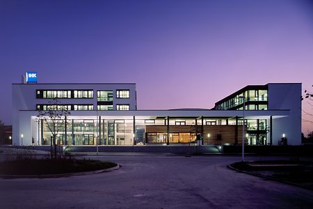 Das Haus der Wirtschaft der IHK Heilbronn-Franken bei Nacht