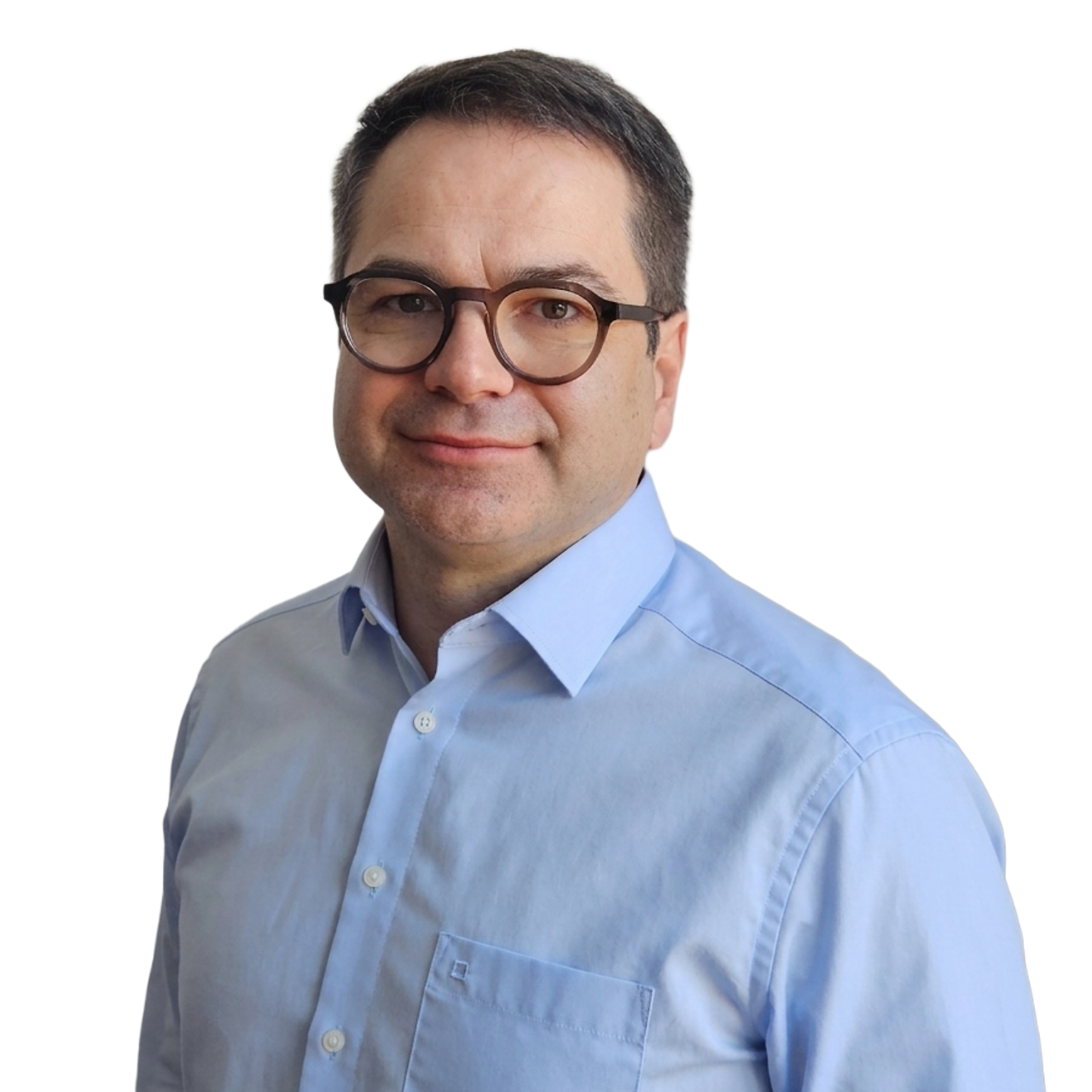 Porträt einer Person mit runder Brille und hellblauem Hemd vor einem neutralen, hellen Hintergrund.