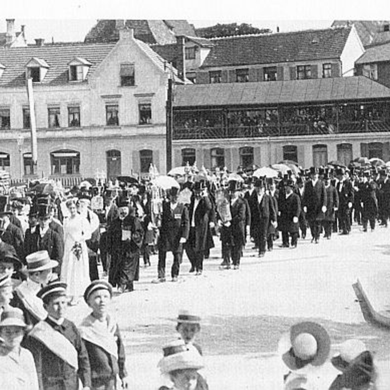Feierliche Einzug zur Einweihung der neuen Synagoge in Memmingen