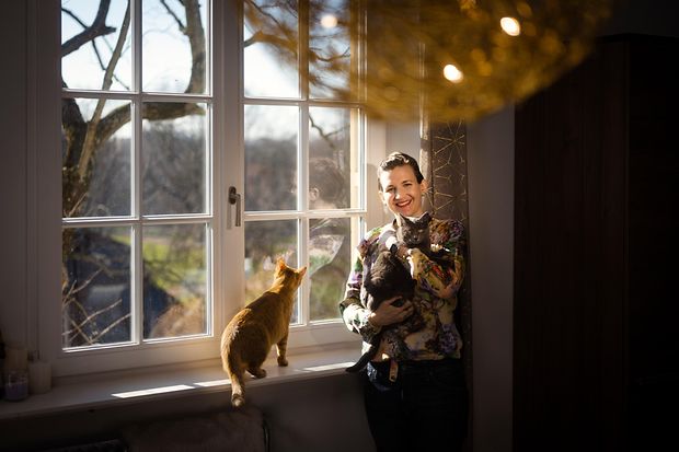 Dr. Simone Burel zuhause mit ihren Katzen Findus und Indy.