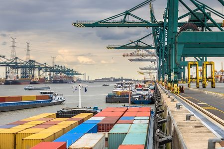 Blick &uuml;ber die Kade am Containerhafen Antwerpen, Belgien.