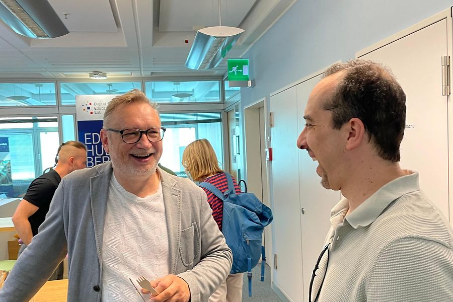 Zwei Männer unterhalten sich während der Expert Hour beim DEL Open Door