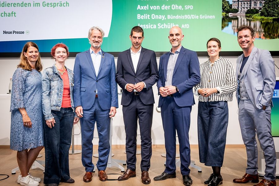 Gruppenbild von der Podiumsdiskussion OB-Kandidierende in der IHK Hannover