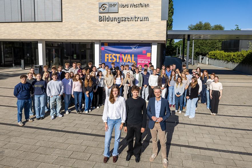 Gruppenbild vor dem hellen Geb&auml;ude des Bildungszentrums der IHK Nord Westfalen.