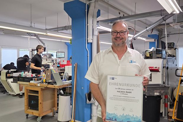 Gesch&auml;ftsf&uuml;hrer Ralf Bittigh&ouml;fer in der Produktion von myLabels GmbH