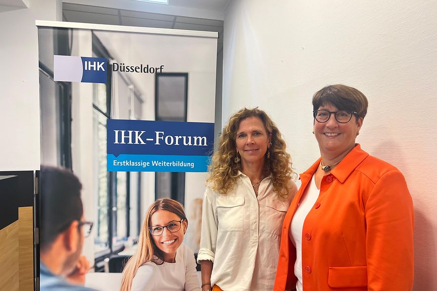 Irene Welp und Kerstin Vorberg stehen im Forum der IHK D&uuml;sseldorf.