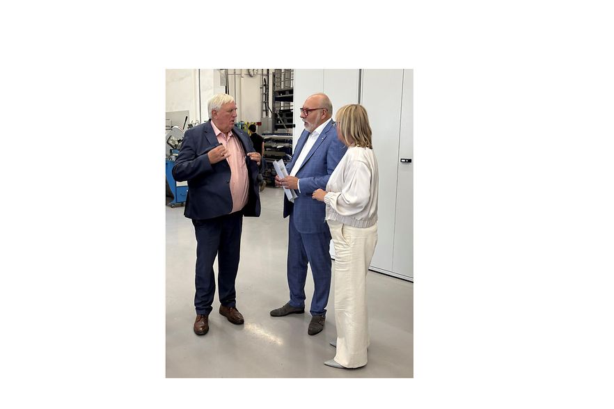 Das Bild zeigt 3 Personen im Gespr&auml;ch.