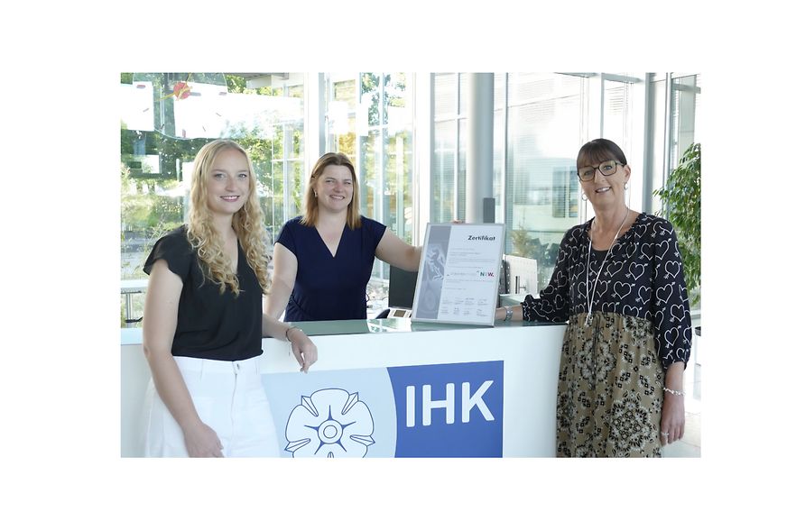 Das Bild zeigt 3 Frauen mit der Urkunde des Startercenters