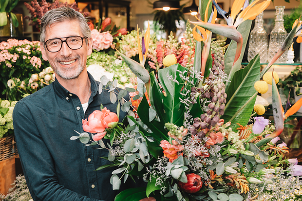 Christian Mayer, Inhaber von Blumen Mayer in Weinheim, pr&auml;sentiert einen Blumenstrau&szlig; in seinem Laden