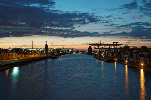 Blick auf den Mannheimer Binnenhafen bei Nacht