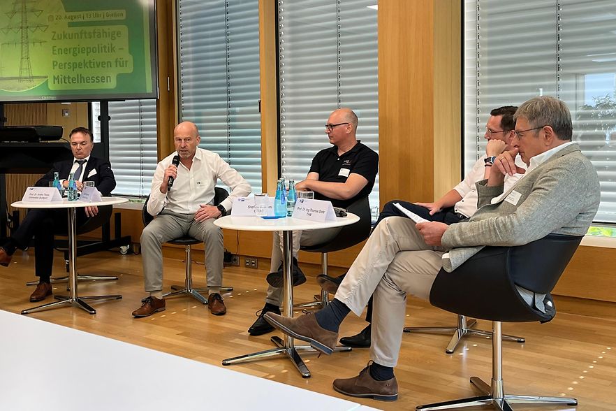 F&uuml;nf M&auml;nner auf St&uuml;hlen