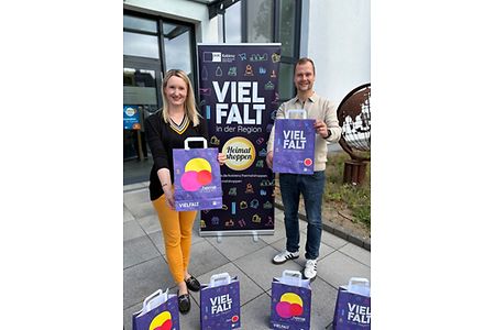 Heimat shoppen T&uuml;ten werden in die Kamera gehalten