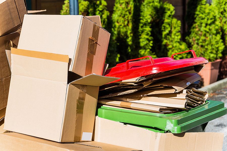 Altpapier aus Kartons Leere Kartons von Verpackungen warten auf den Abtransport zur Altpapier Sammelstelle. 