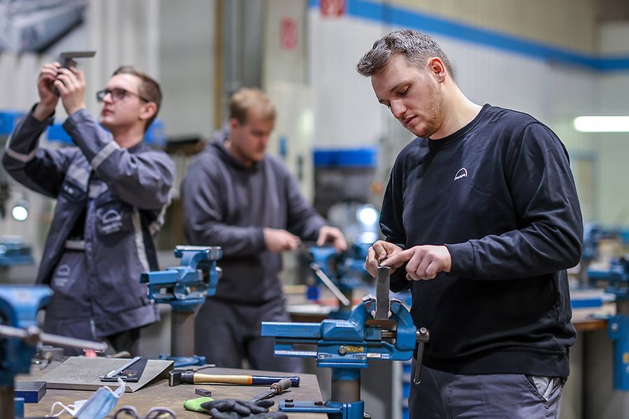 Auszubildender an der Werkbank