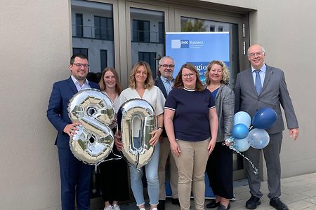 80 Jahre Ballons mit 7 Personen vor der IHK