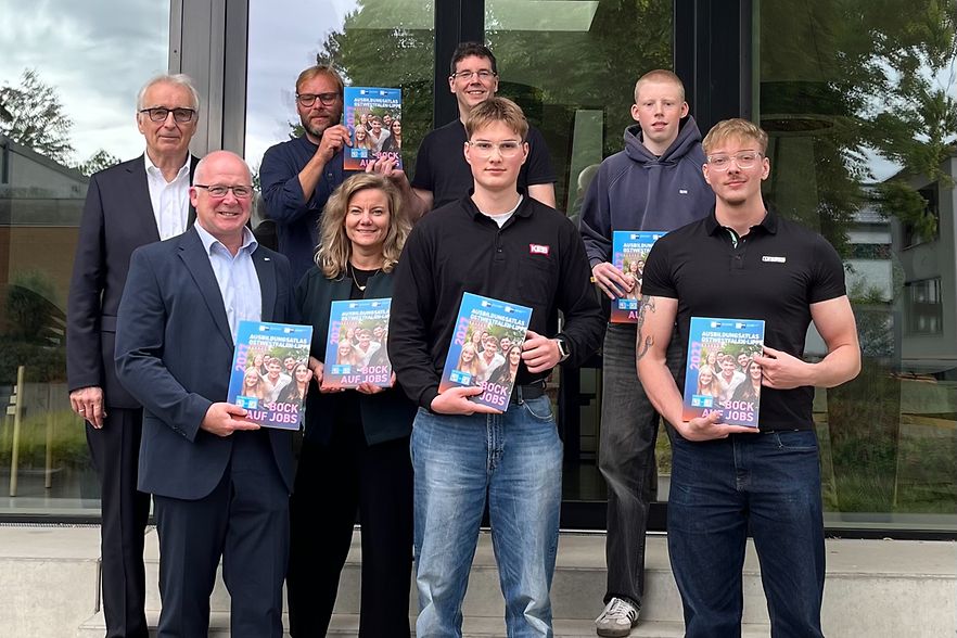 Das Foto zeigt eine Gruppe Menschen mit Sch&uuml;lern des Felix-Fechenbach-Berufskollgs bei der &Uuml;bergabe des Ausbildungsatlas