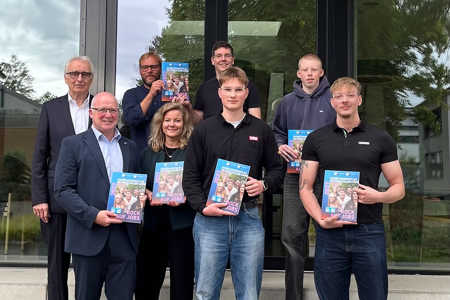 Das Foto zeigt eine Gruppe Menschen mit Schülern des Felix-Fechenbach-Berufskollgs bei der Übergabe des Ausbildungsatlas
