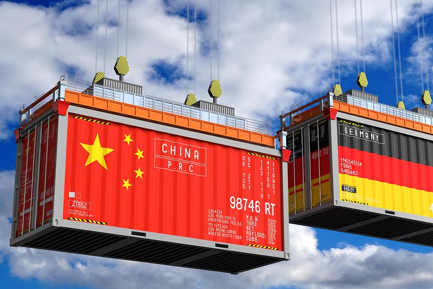 Container mit deutscher und chinesischer Flagge h&auml;ngen symbolisch in der Luft
