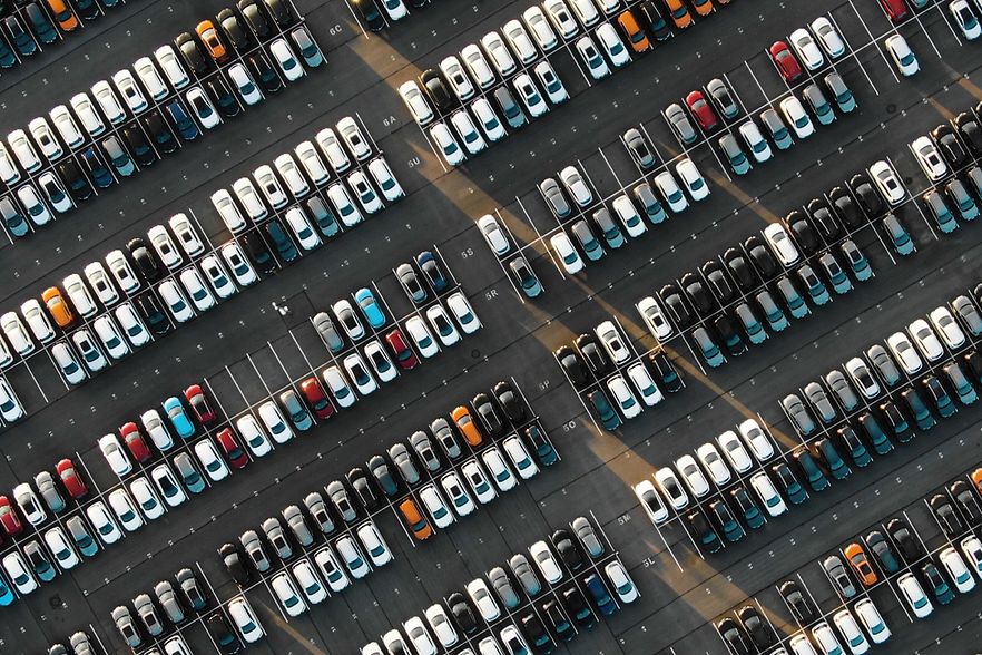 Neuwagen auf dem Gel&auml;nde eines Automobilwerks