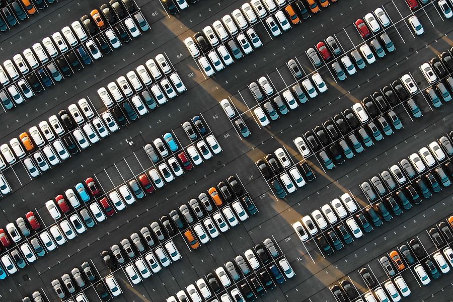 Neuwagen auf dem Gelände eines Automobilwerks