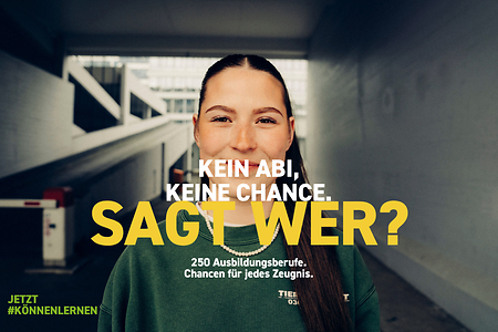 Junge Frau wirbt f&uuml;r Ausbildungschancen unabh&auml;ngig vom Schulabschluss