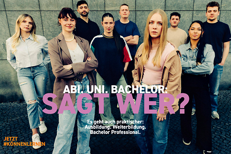 Junge Menschen werben f&uuml;r Ausbildung und Weiterbildung als Karriereweg.