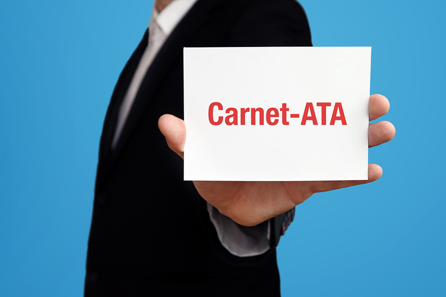 Gesch&auml;ftsmann h&auml;lt Schild mit der Aufschrift &bdquo;Carnet-ATA&ldquo;