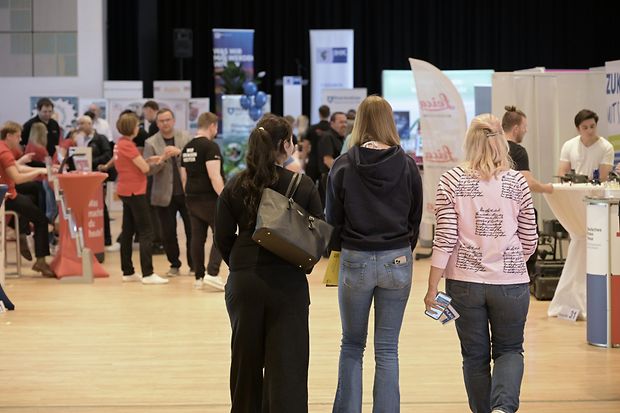 Besucher der Ausbildungs- und Studienmesse Wetzlar 2026