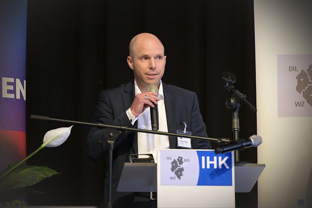 Christian Schreier, Vizepräsident der IHK Lahn-Dill, hält die Eröffnungsrede
