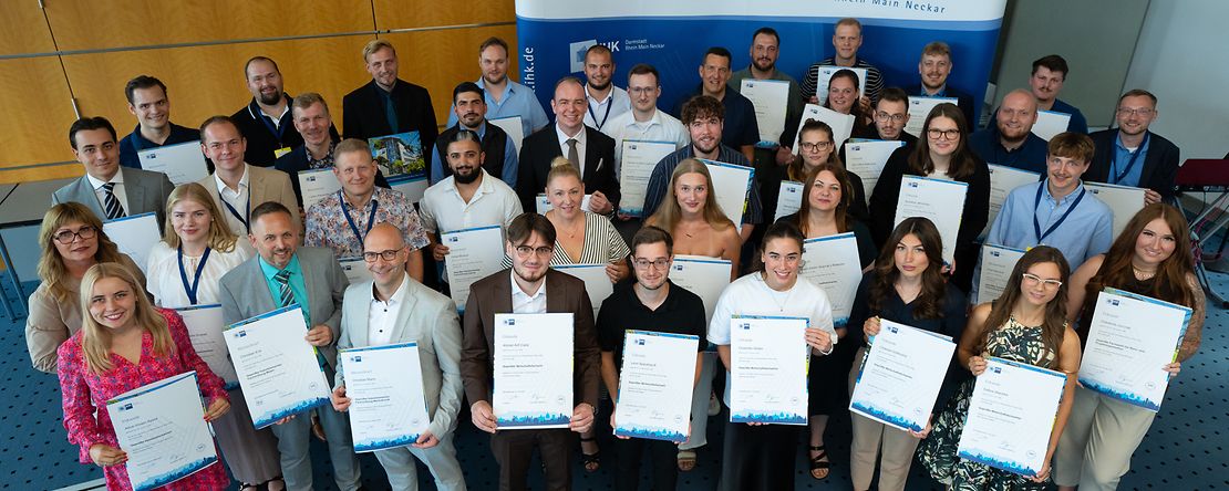 Gruppenbild der erfolgreichen Weiterbildungsabsolvent*innen
