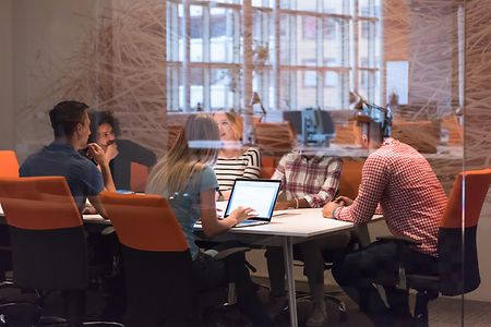 Gruppenarbeit in einem modernen Workspace