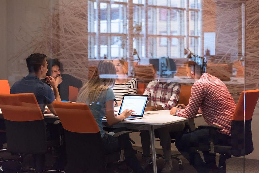 Gruppenarbeit in einem modernen Workspace