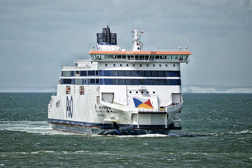 Autof&auml;hre auf offener See, aufgenommen von hinten w&auml;hrend der Fahrt unter einem bew&ouml;lkten Himmel.