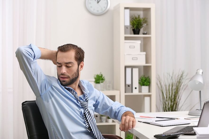 schwitzender Mann im B&uuml;ro