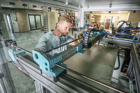 Jasper Raun arbeitet an einer Anlage.