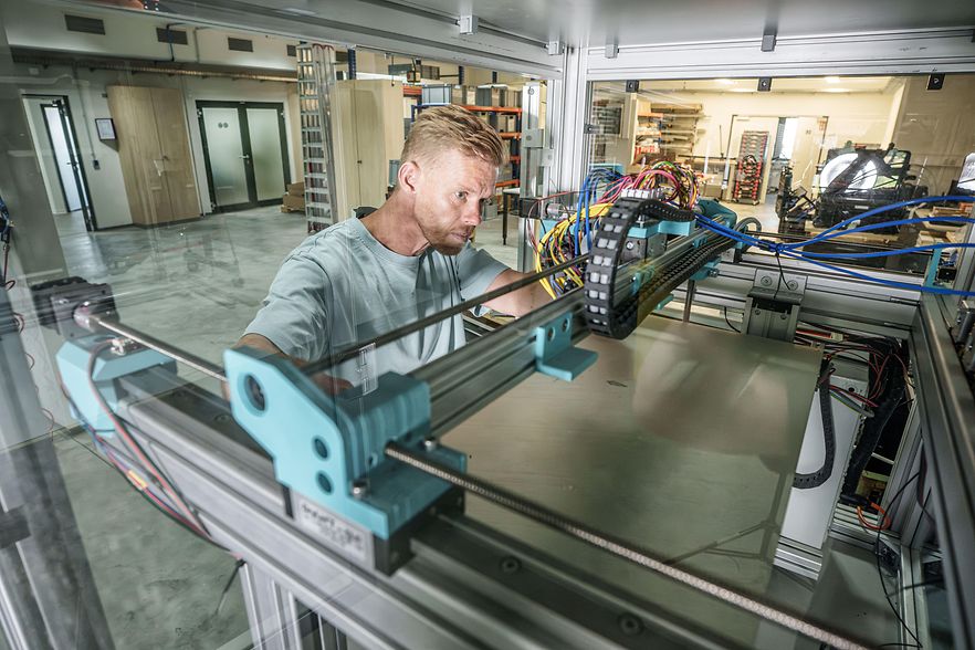 Jasper Raun arbeitet an einer Anlage.