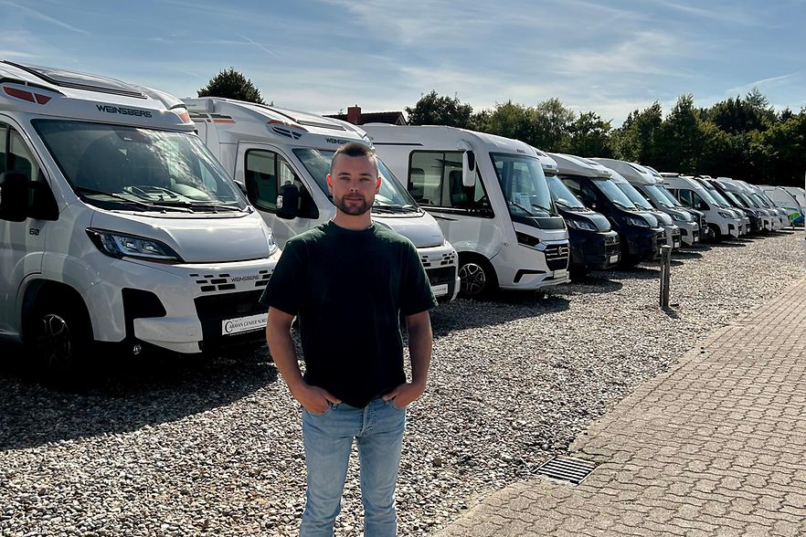 Leon Lorenz stehend vor Wohnmobilen